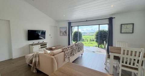 Communal lounge/ TV room, Natural landscape, Garden, TV and multimedia, Living room, Seating area, Dining area, Garden view