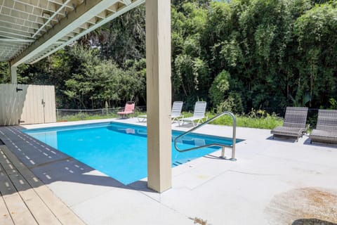 16 Hickory Lane 4 BR Private Pool Hot Tub Pet Friendly Walk to Beach Bikes & Beach Gear included House in South Forest Beach