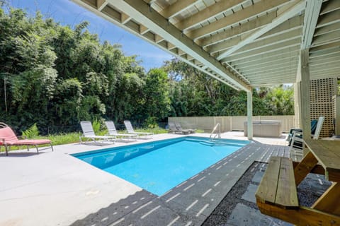 16 Hickory Lane 4 BR Private Pool Hot Tub Pet Friendly Walk to Beach Bikes & Beach Gear included House in South Forest Beach