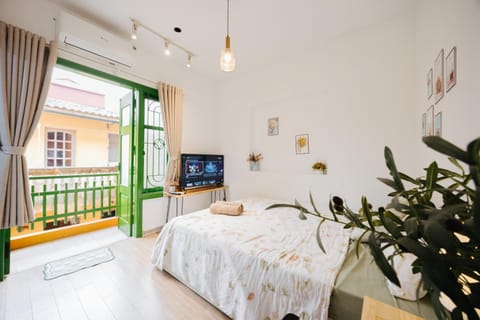Bed, TV and multimedia, Photo of the whole room, Bedroom