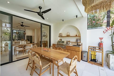 Kitchen or kitchenette, Seating area, Dining area