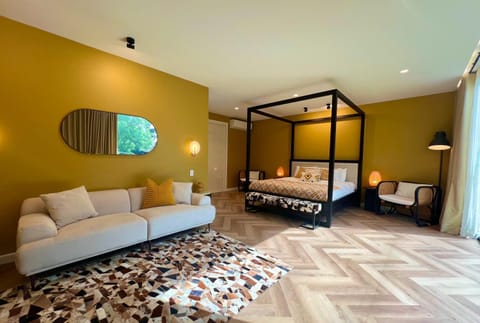 Bed, Photo of the whole room, Seating area
