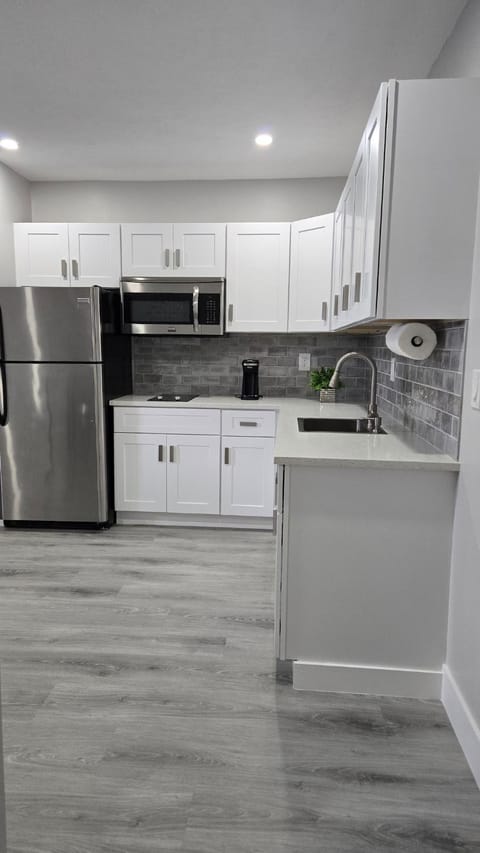 Coffee/tea facilities, Kitchen or kitchenette, microwave, stove