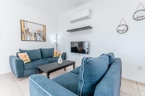 Communal lounge/ TV room, TV and multimedia, Living room, Seating area, Evening entertainment, air conditioner