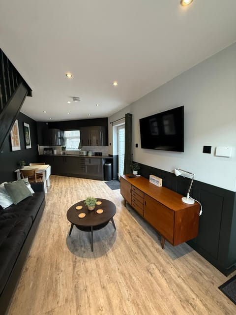 TV and multimedia, Living room, Seating area, Evening entertainment