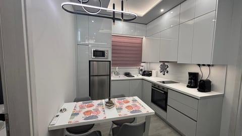 Coffee/tea facilities, Kitchen or kitchenette, oven