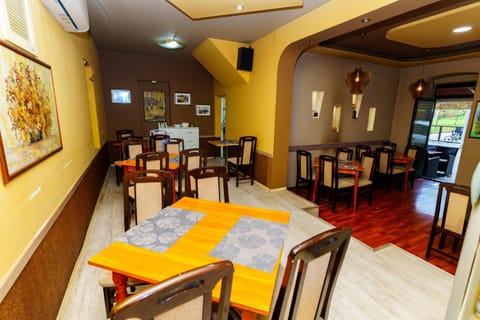 Restaurant/places to eat, Banquet/Function facilities