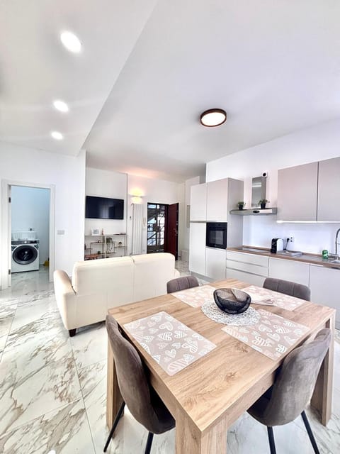 Kitchen or kitchenette, Seating area