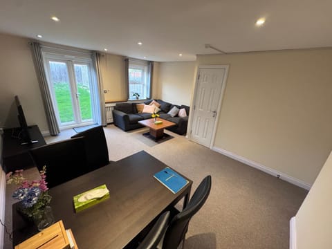 TV and multimedia, Living room, Seating area, Dining area