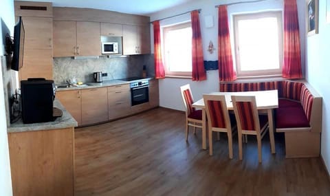 Kitchen or kitchenette, Seating area, Dining area