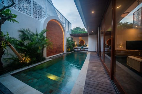 Patio, Swimming pool, sunbed