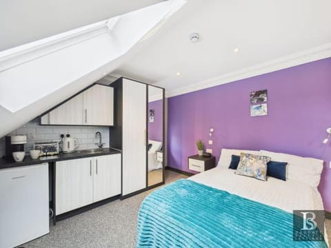 Bed, Kitchen or kitchenette, Photo of the whole room, Bedroom