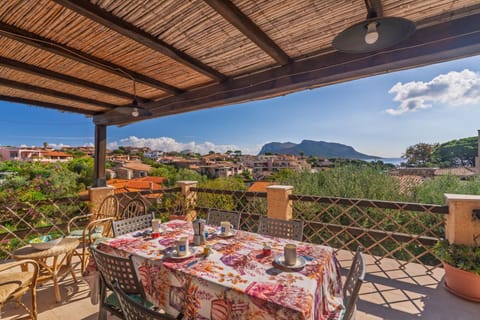Property building, Balcony/Terrace, Living room