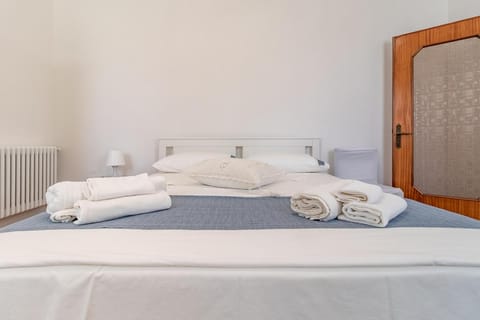 Bed, Photo of the whole room, Bedroom, internet, towels, wardrobe