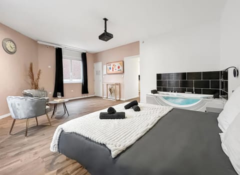 Bed, Living room, Photo of the whole room, Seating area, Bedroom, towels