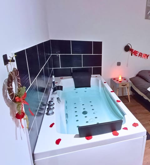 Hot Tub, Decorative detail, Bath