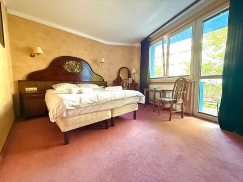 Bed, Living room, Photo of the whole room, Seating area, Bedroom, towels