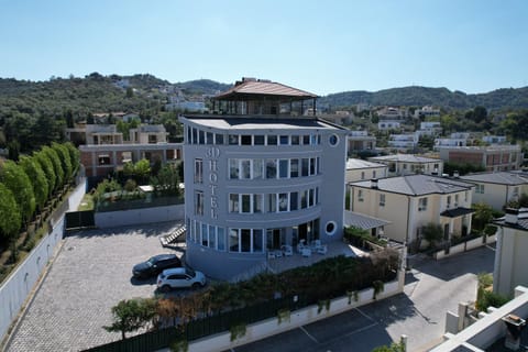 Property building, Day, Neighbourhood, Parking