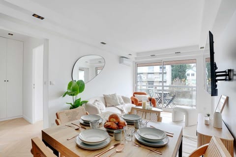 TV and multimedia, Living room, Food and drinks, Seating area, Dining area, Food