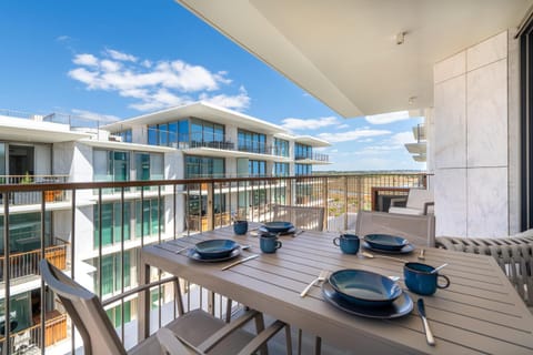 Property building, Balcony/Terrace, Dining area