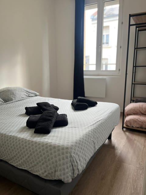 Bed, Photo of the whole room, Bedroom, towels