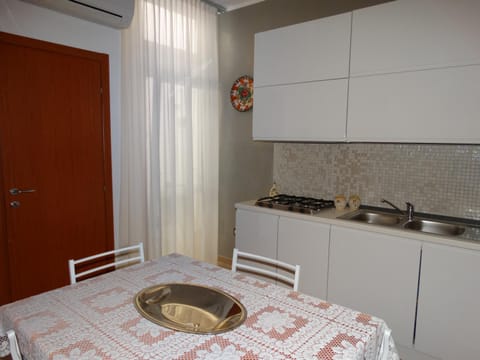 Kitchen or kitchenette, Kitchen or kitchenette, Dining area