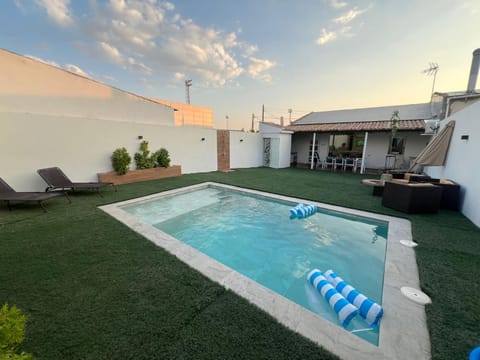 Patio, Swimming pool, sunbed