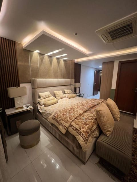 Bed, Living room, Photo of the whole room, Seating area, Bedroom, wardrobe, air conditioner