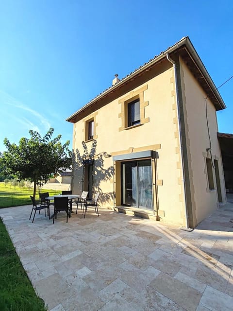 Property building, Patio, Dining area