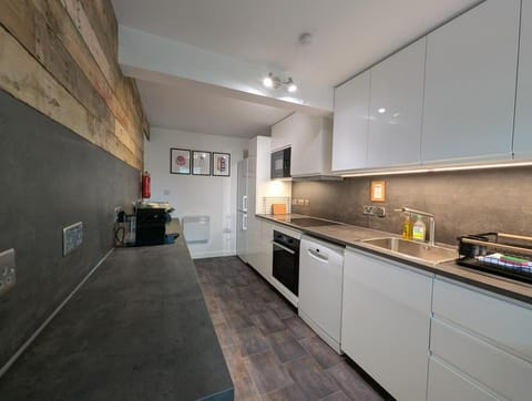 Kitchen or kitchenette, dishwasher, oven