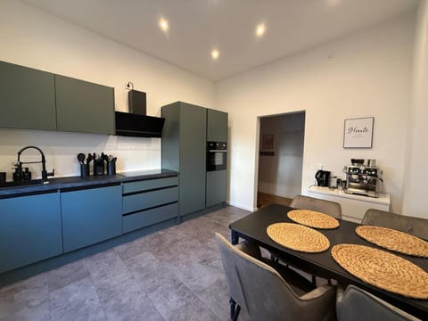 Coffee/tea facilities, Kitchen or kitchenette, Dining area, stove