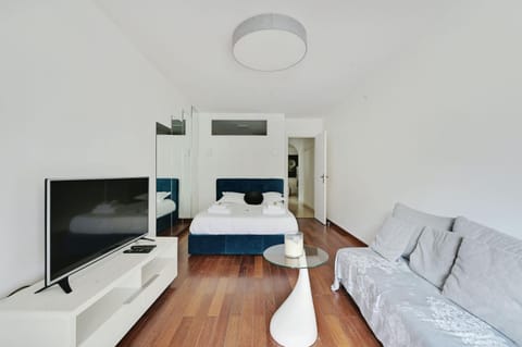 Bed, TV and multimedia, Seating area