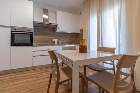 Kitchen or kitchenette, Dining area, dishwasher, oven