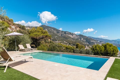 VILLA ELLE con Piscina, Jacuzzi e Vista Villa in Monaco