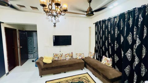 Communal lounge/ TV room, TV and multimedia, Living room, Seating area, Evening entertainment