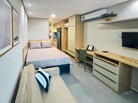 Communal lounge/ TV room, Bed, TV and multimedia, Kitchen or kitchenette, Living room, Photo of the whole room, Seating area, Bedroom, air conditioner