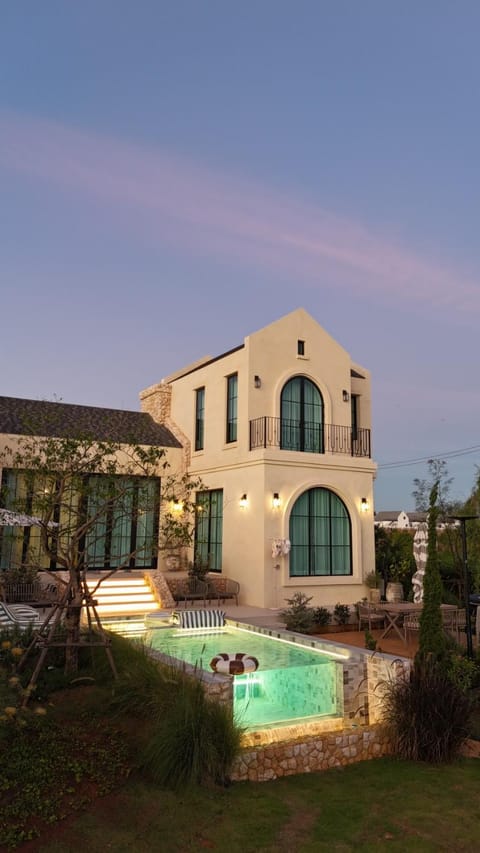 Property building, Pool view