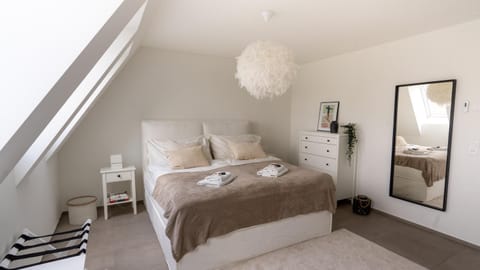 Bed, Photo of the whole room, Bedroom, towels