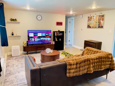 Communal lounge/ TV room, TV and multimedia, Living room, Seating area, Evening entertainment