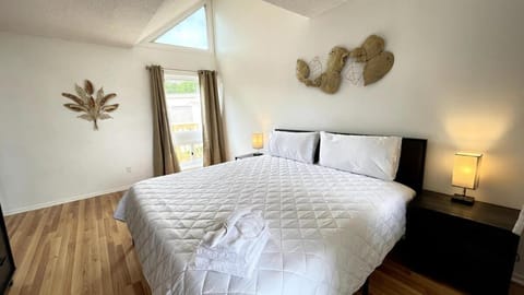 LR1 Bay Tree 1 bedroom condo with pool House in Little River