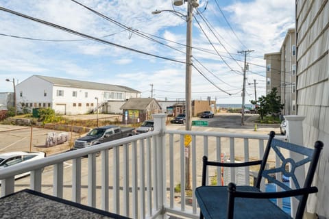 Ocean Hideaway Rooftop Deck Fireplace House in Newburyport