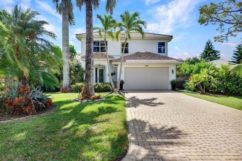 New Coastal Retreat – 4BR/3BA with Private Pool, Near Vanderbilt Beach House in Naples Park