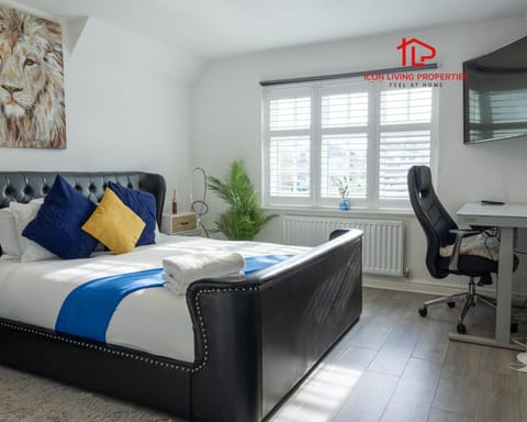 Bed, TV and multimedia, Photo of the whole room, Bedroom