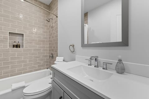 Bright Modern 3Bed 2,5Bath Evanston Home withParking home House in Evanston