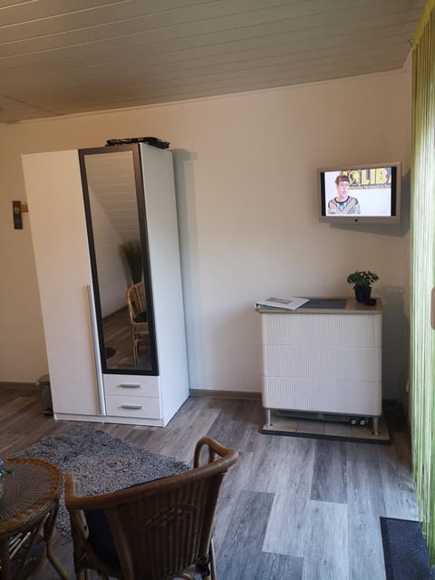 Photo of the whole room, Decorative detail