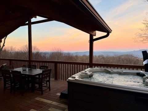 Hot Tub, Balcony/Terrace, Dining area, Mountain view, Sunrise