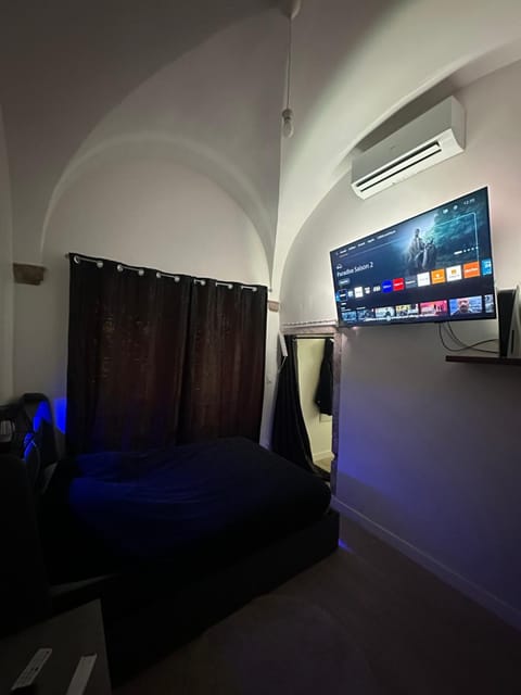 Bed, TV and multimedia, Bedroom, air conditioner