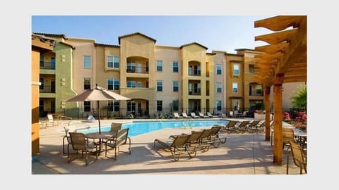 Property building, Day, Swimming pool, Swimming pool, sunbed