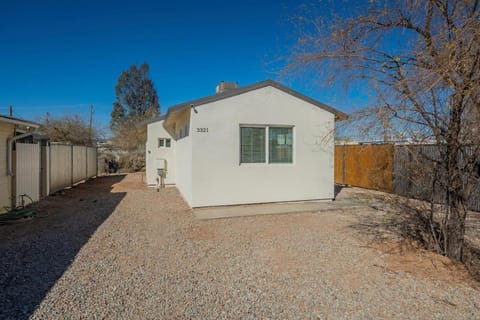 Modern Updated Central Bungalow House in Catalina Foothills