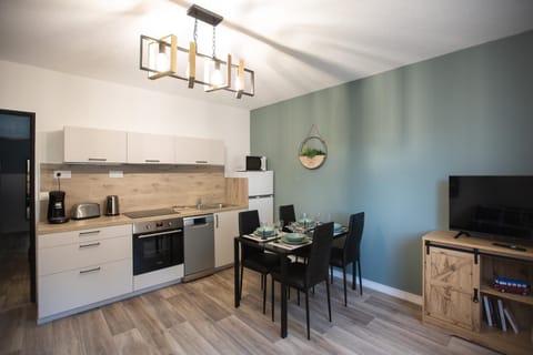 Communal lounge/ TV room, TV and multimedia, Coffee/tea facilities, Kitchen or kitchenette, Dining area, concierge, dishwasher, microwave, oven, stove, toaster, kitchen
